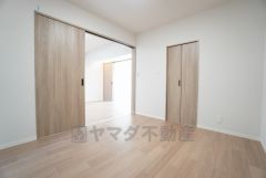 リビング横6帖のサービスルーム。