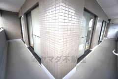 広々としたバルコニー。 天気のいい日にはお布団もまとめて干せそうですね＾＾ 日当たり、風通し良好です。