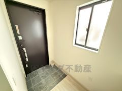 採光も考えられた明るい玄関です。たっぷり収納できるシューズボックス付きなので、家族全員の靴がきれいに整頓できます。