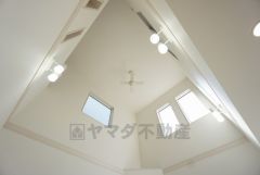 LDK上部は吹き抜けで明るく、開放感ある空間です＾＾天井まで見渡すことが可能であるため視線の抜けが良く、実際の部屋の広さよりも広く感じます＾＾ 