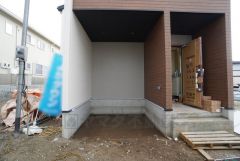 カースペースはビルトインガレージ1台と1台の計2台分を確保＾＾ マイカー用に、お客さま用に、余裕を持ってご利用いただけます。 