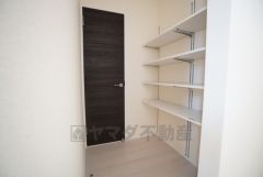 キッチン後方に広々としたパントリー付き＾＾洗面室にも近く、食料品だけでなく日用品などの収納にも＾＾