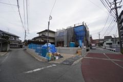 前面道路。西側約6.1ｍ、北側約4ｍ公道。 前面道路が広く駐車もラクラクです＾＾