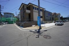 角地なので、開放感が得られます。 また、日差しが入りやすく、家の奥まで明るくなるのが嬉しいポイントです。 
