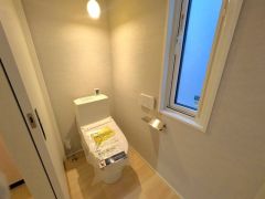 1階2階の2ヶ所にトイレがありますので、忙しい朝にも家族に気を使わず、ゆとりが生まれますね＾＾ 小窓付きで換気する時に便利です＾＾