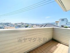 洋室側バルコニー＾＾目の前を遮る建物がないので、見晴らしがいいです＾＾心地よい自然の光や風を感じることができます＾＾