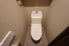 ウォシュレット、暖房便座、節電・節水機能など、使い勝手のよい高機能トイレです。 シックなカラーのアクセントクロスとお洒落な床で落ち着く空間＾＾ 