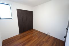 温かい光の差し込むゆとりのある居室をぜひ現地にてご確認くださいませ。