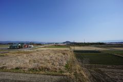 バルコニーからの眺望です＾＾目の前を遮る建物がないので見晴らしがいいですね＾＾自然たっぷりの落ち着く眺めです＾＾遠くには山も見えます＾＾ 