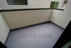 南東向きで陽当たりの良いバルコニーです。お洗濯やお布団干しはもちろん、日光浴スペースにも＾＾足元は防水工事施工済です。