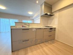 対面式キッチンなのでリビングにいるご家族とコミュニケーションを取りながら洗い物や、お料理が楽しめそうですね＾＾ 