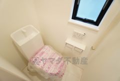 1階2階の2ヶ所にトイレがありますので、忙しい朝にも家族に気を使わず、ゆとりが生まれますね＾＾ 小窓付きで換気する時に便利です＾＾