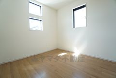 2面採光を確保した明るい室内は、風通しも良く、大変居心地の良い空間となっております。日当たりがよく、子供部屋としての利用もおすすめ。