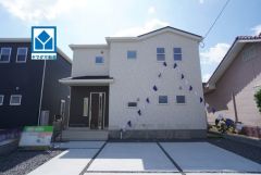 1号棟。 全2棟。流行に左右されないベーシックなカラーリングは、永住にふさわしい佇まいです。