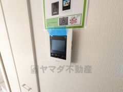 防犯はもちろん、セールスマン対策にもなるモニター付きインターホンです。 来訪者の顔が見えるので安心ですね＾＾