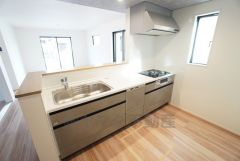 対面式キッチンなのでリビングにいるご家族とコミュニケーションを取りながら洗い物や、お料理が楽しめそうですね＾＾ 