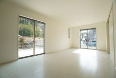 大きな掃き出し窓のあるリビングは、陽光あふれる明るい空間です。ゆったりと寛げる憩いの場となりそうです。