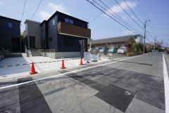 前面道路は北東側約6ｍの公道に面しています。