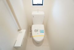 1階3階の2ヶ所にトイレがありますので、忙しい朝にも家族に気を使わず、ゆとりが生まれますね＾＾ 小窓付きで換気する時に便利です＾＾