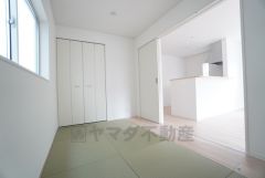 5帖。リビング隣には、ホッとできる和室を用意。客間としてはもちろん、お子様のお昼寝スペースや書斎としても活躍してくれそうです＾＾