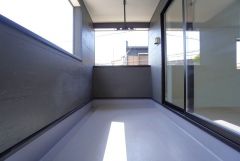 幅広のインナーバルコニーは多少の雨でも洗濯物を守ってくれ、家事を助けてくれること間違いなし。眩しすぎる日差しも和らげます。