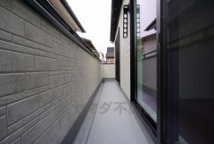 2部屋から行き来できる便利な2WAYバルコニーです。陽当たり良好なので、洗濯物がよく乾きそうですね＾＾