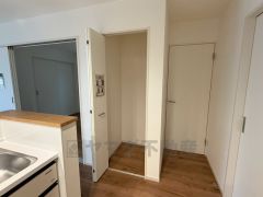 キッチン横に広々としたパントリー付き＾＾洗面室にも近く、食料品だけでなく日用品などの収納にも＾＾