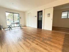 大きな掃き出し窓のあるリビングは、陽光あふれる明るい空間です。ゆったりと寛げる憩いの場となりそうです。