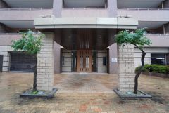 清潔感あふれるエントランス＾＾ マンション入り口は管理が行き届いているため、住む人に心地よさと安心感を与えます＾＾