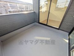 広々としたインナーバルコニー＾＾ 多少の雨でも洗濯物を守ってくれ、家事を助けてくれること間違いなし。眩しすぎる日差しも和らげます。