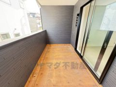 南向きで陽当たりの良いバルコニーです。お洗濯やお布団干しはもちろん、日光浴スペースにも＾＾ 天気のいい日にはお布団もまとめて干せそうですね＾＾ 