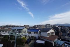 目の前に日差しを遮る建物がないので、日当たり＆風通し良好です＾＾心地よい自然の光や風を感じることができ、ほどよく開放感のある空間がつくれます。