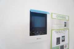 防犯性、セキュリティ対策に安心できるテレビモニター付きインターフォンです。セールスマン対策にもなり安心できます。