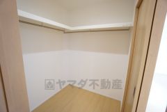1階には居室から独立したファミリークローク付き＾＾玄関ホール、リビングの2方向から出入りできる仕様です＾＾適切な場所に配置することで生活動線を短くし、家事効率も高まりますね＾＾ 