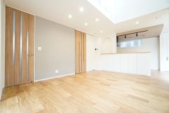 リビングは広々とした設計で、家族が集い、寛ぐ暮らしの空間を演出しています。