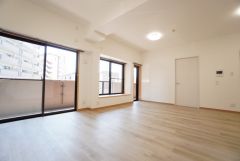 大きな窓のあるリビングは、陽光あふれる明るい空間です。居心地良く、ご家族皆がゆったり寛げる憩いの空間となりそうです。