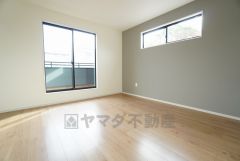 主寝室としてお使いいただけそうなこちらのお部屋は、日当たりが良く、爽やかな風を感じて起きる朝は、快適生活の始まりに。