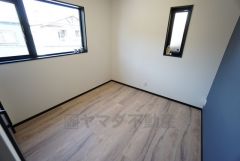 2面採光を確保した明るい室内は、風通しも良く、大変居心地の良い空間となっております。寝室としてもおすすめです。