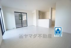 家族が集まる開放的なリビング。思い思いの時間を過ごしたり食事をしたり、素敵な団らんの場になりますね。