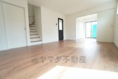 大きな掃き出し窓のあるリビングは、陽光あふれる明るい空間です。ゆったりと寛げる憩いの場となりそうです。
