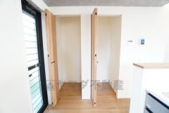 キッチン横に広々としたパントリー付き＾＾ 洗面室にも近く、食料品だけでなく日用品などの収納にも利用できます＾＾