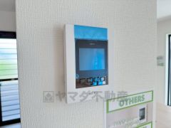 防犯はもちろん、セールスマン対策にもなるモニター付きインターホンです。お子さん1人での留守番時にも活躍しそうです。