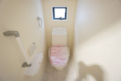 温水洗浄機付トイレです。節水機能もあるので、安心して使えますね。もちろん、1階2階の2ヶ所にトイレがあるので、忙しい朝にもゆとりができますね。
