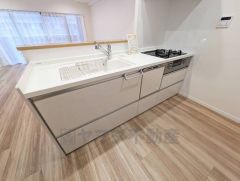 対面式キッチンなのでリビングにいるご家族とコミュニケーションを取りながら洗い物や、お料理が楽しめそうですね＾＾ 