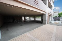 敷地内駐車場あり＾＾（平面・機械式：5500円～9000円/月）  現況の空き状況はお問い合わせください＾＾