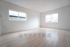 リビングは陽光あふれる明るい空間です。ゆったりと寛げる憩いの場となりそうです。