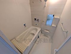 1日の疲れを癒すくつろぎのバスルーム。足を伸ばしてもゆったりと入れるサイズです。お子様と一緒にお風呂に入っても狭くないですね＾＾ 