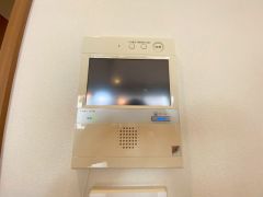 防犯はもちろん、セールスマン対策にもなるモニター付きインターホンです。お子さん1人での留守番時にも活躍しそうです。