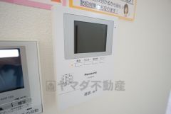 防犯性もばっちり、TVモニター付きインターホン完備。大きなモニターで玄関先を確認できます。録画機能が付いているので不在時の訪問者も確認できて安心です＾＾