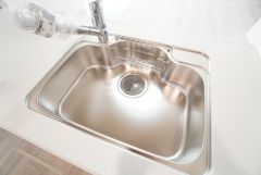 広々としたステンレスシンクには、洗剤やスポンジを収納出来るラック付き。広さも確保しているので、大きなお鍋も洗いやすいです。